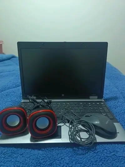 Laptop HP con parlantes y mouse Logitech - miniatura 1