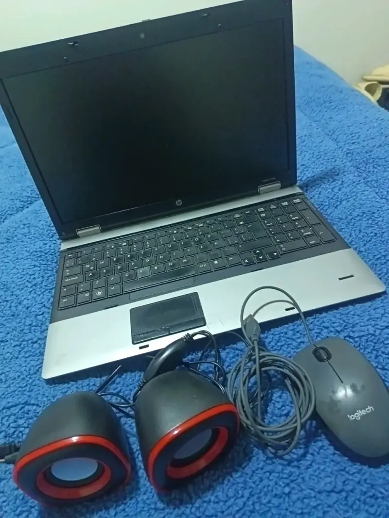 Laptop HP con parlantes y mouse Logitech - 2
