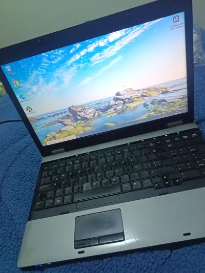 Laptop HP con parlantes y mouse Logitech - miniatura 4