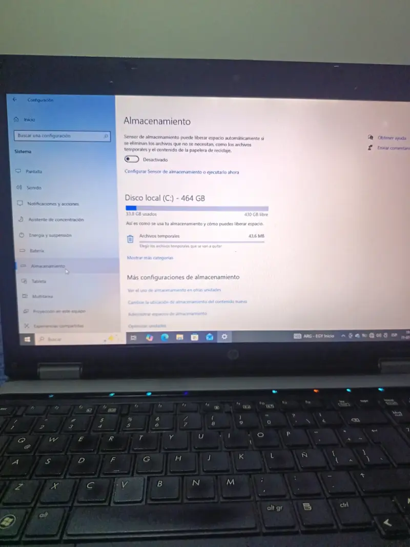 Laptop HP con parlantes y mouse Logitech - 5