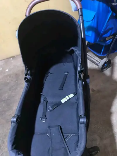 Coche de bebé Bebesit negro en buen estado - miniatura 3