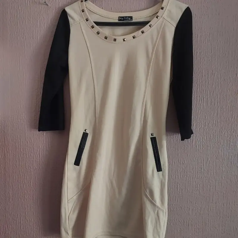 Vestido beige con mangas negras y tachas
