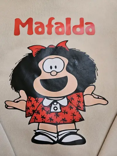Polerón beige con diseño de Mafalda - miniatura 3