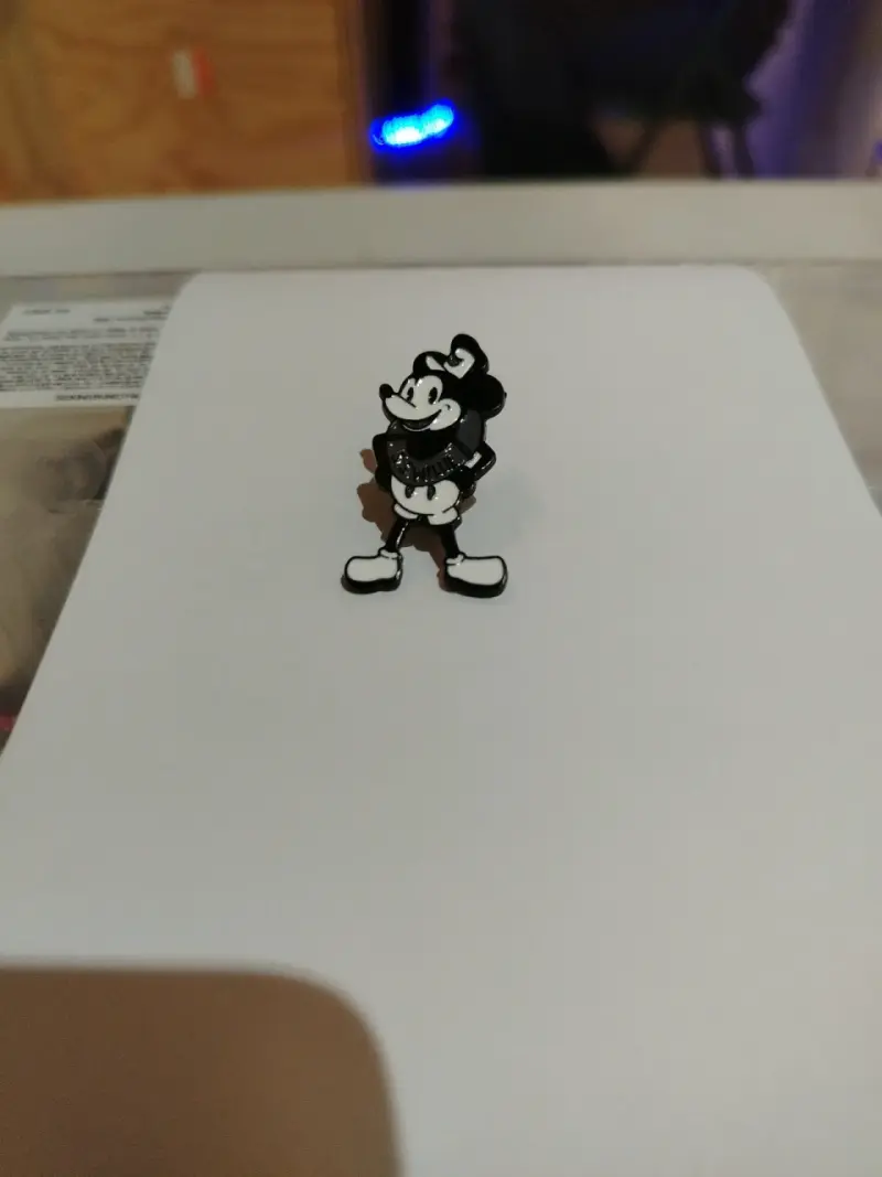 Pin de personaje clásico en blanco y negro - 1