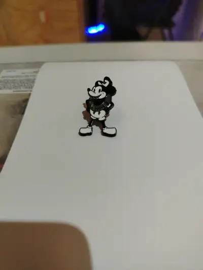 Pin de personaje clásico en blanco y negro - miniatura 1