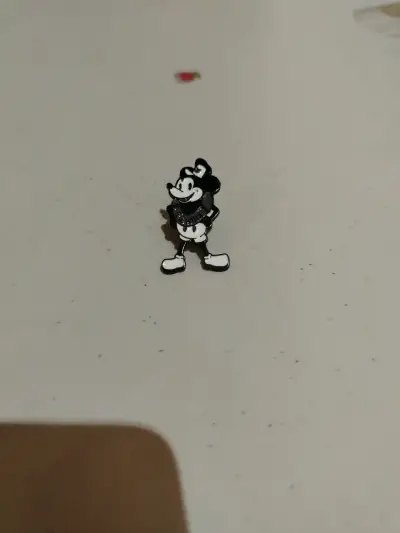 Pin de personaje clásico en blanco y negro - miniatura 2