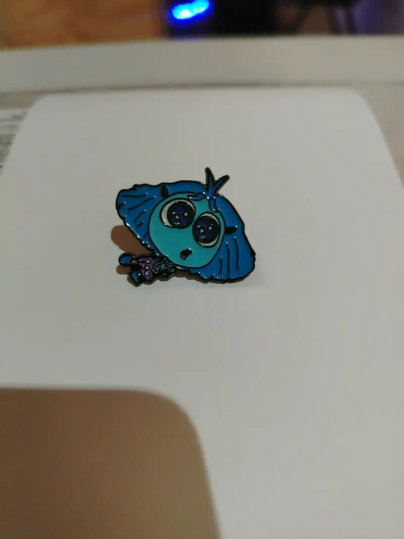 Pin de personaje azul con ojos grandes