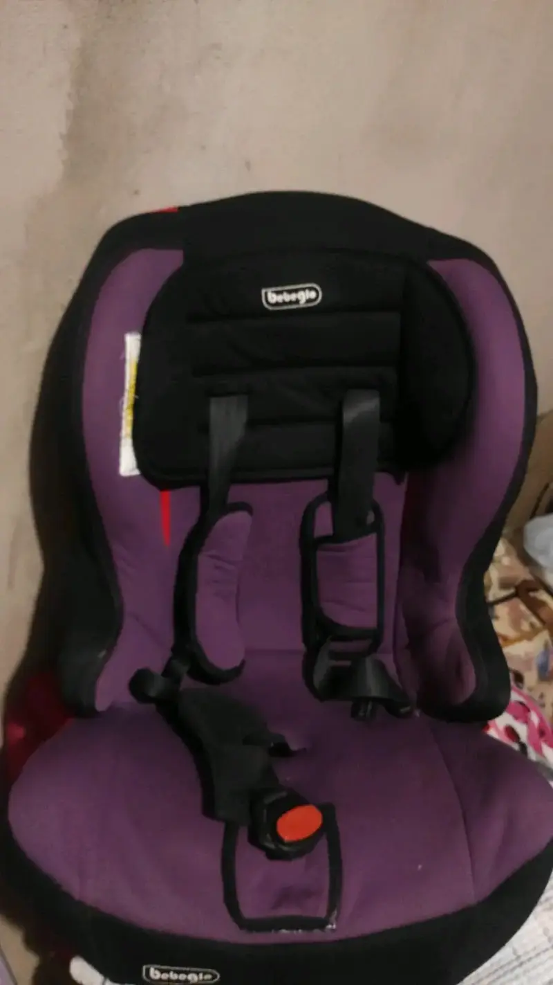Silla de auto Beebgo morada para bebé