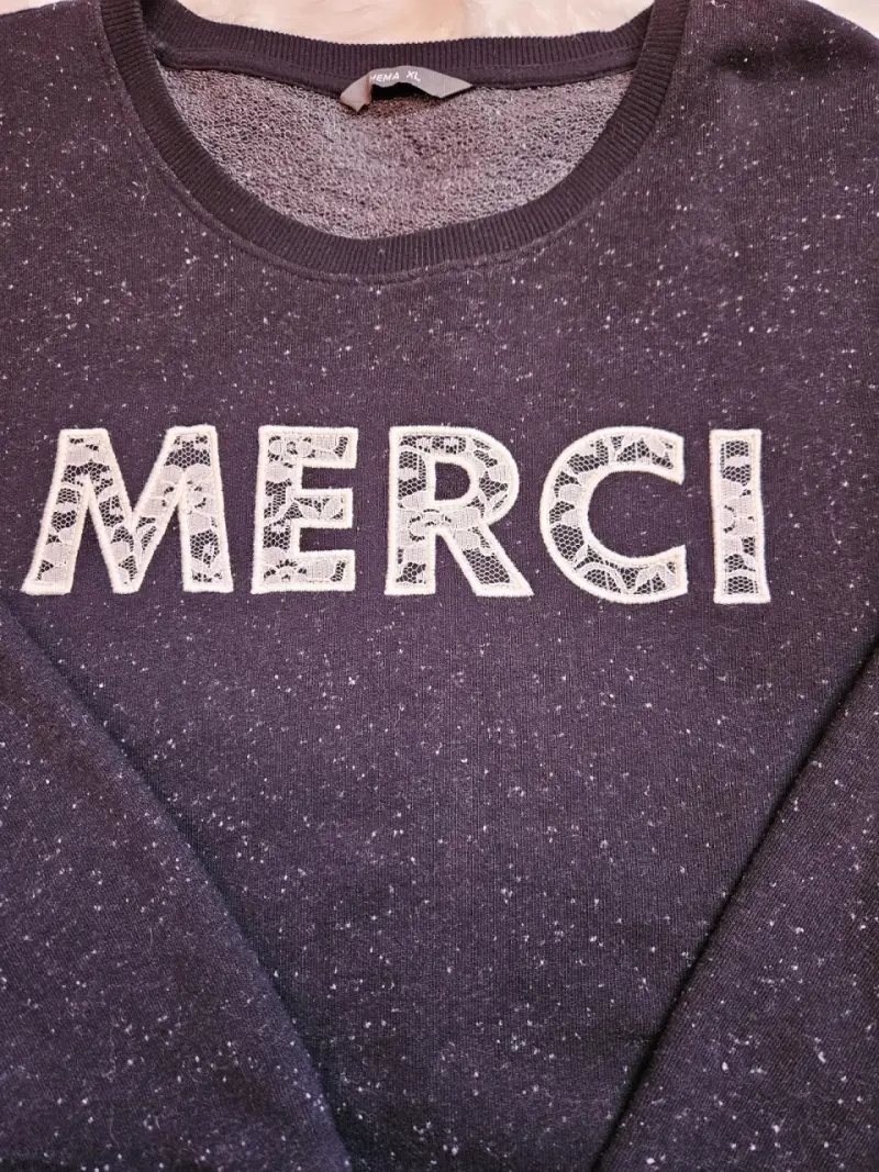 Polerón negro con diseño 'Merci' - 2