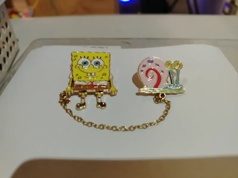 Pin de Bob Esponja y Gary con cadena