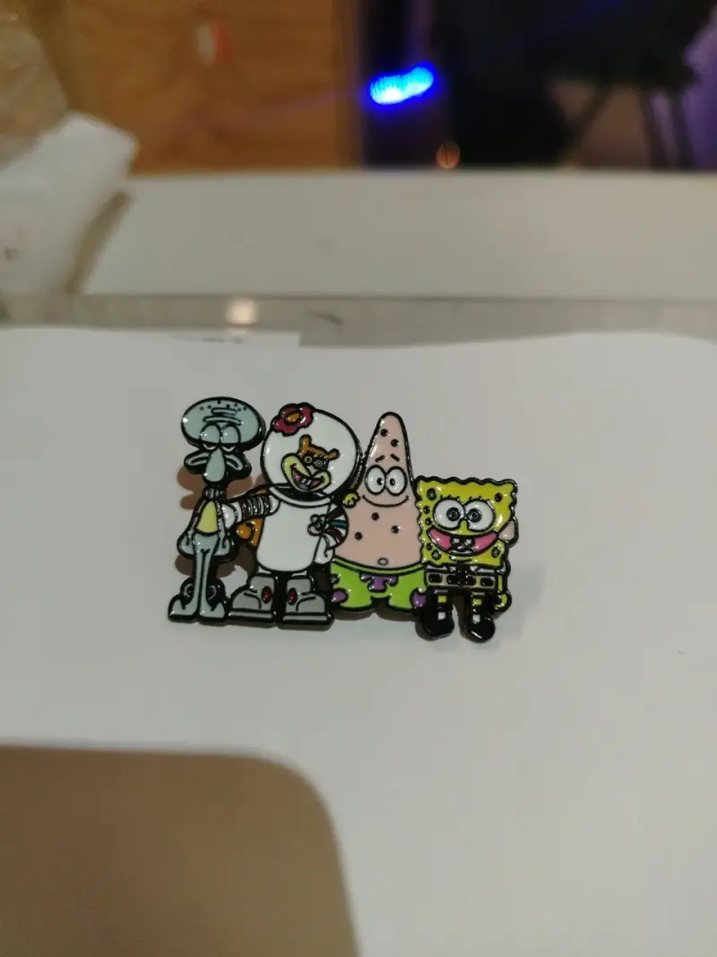 Pin de personajes animados metálico