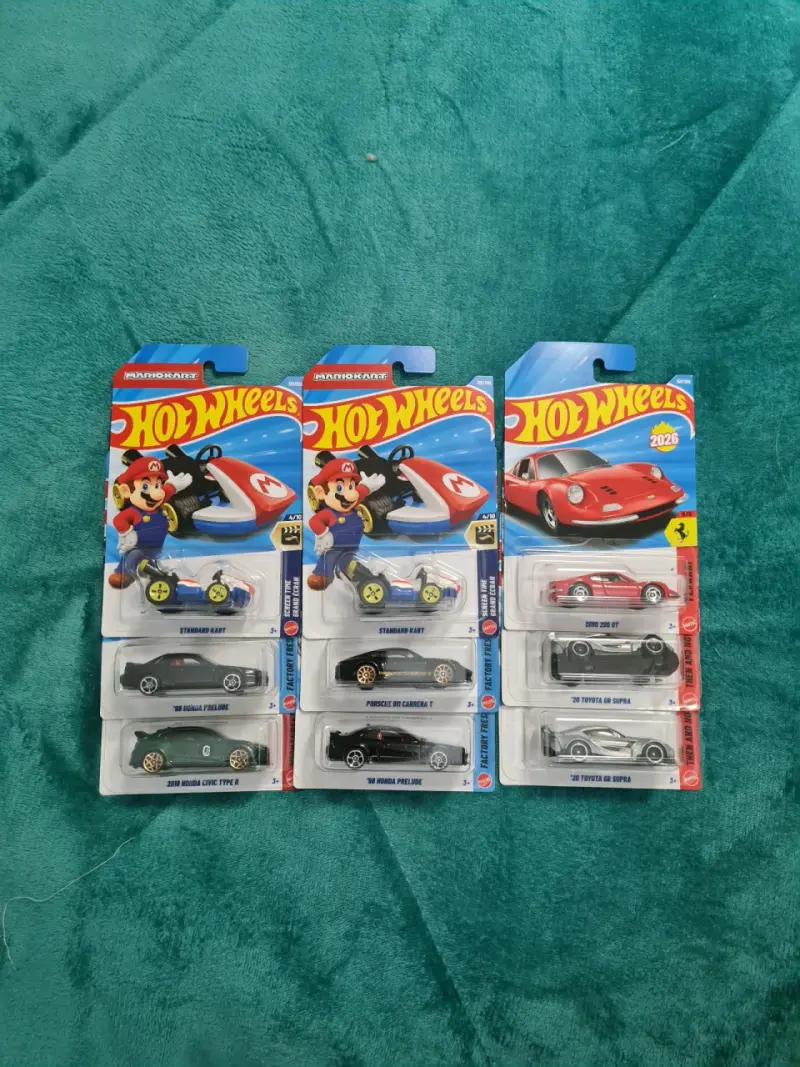 Set de autos Hot Wheels Mario Kart y deportivos