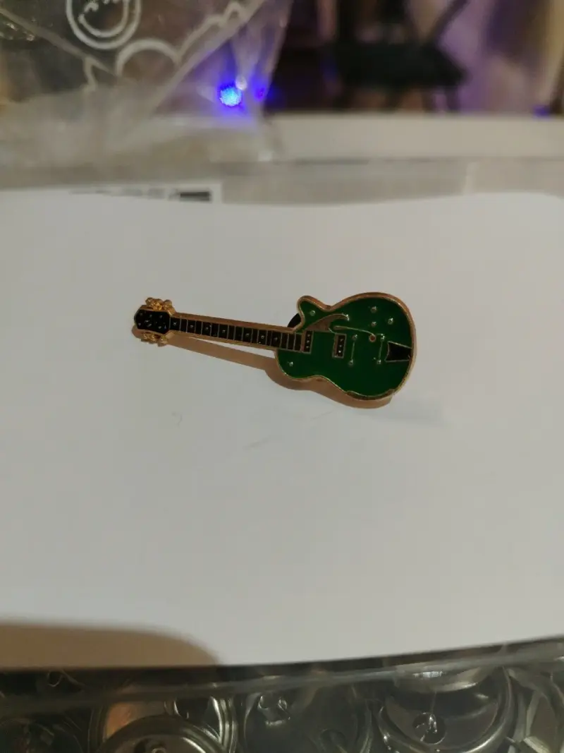 Pin de guitarra eléctrica verde
