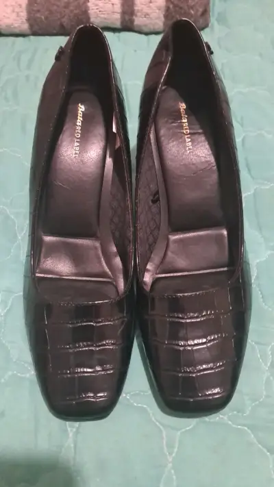 Zapatos de tacón negros estilo cocodrilo - miniatura 1