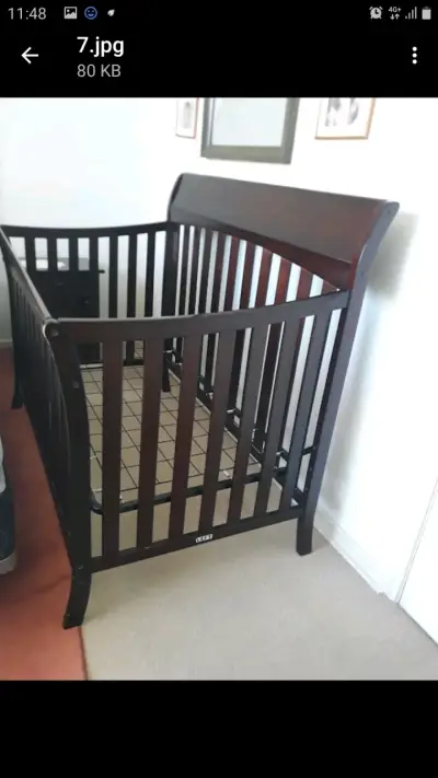 Cuna de madera oscura para bebé - miniatura 1