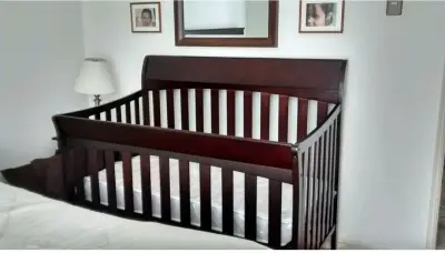 Cuna de madera oscura para bebé - miniatura 3