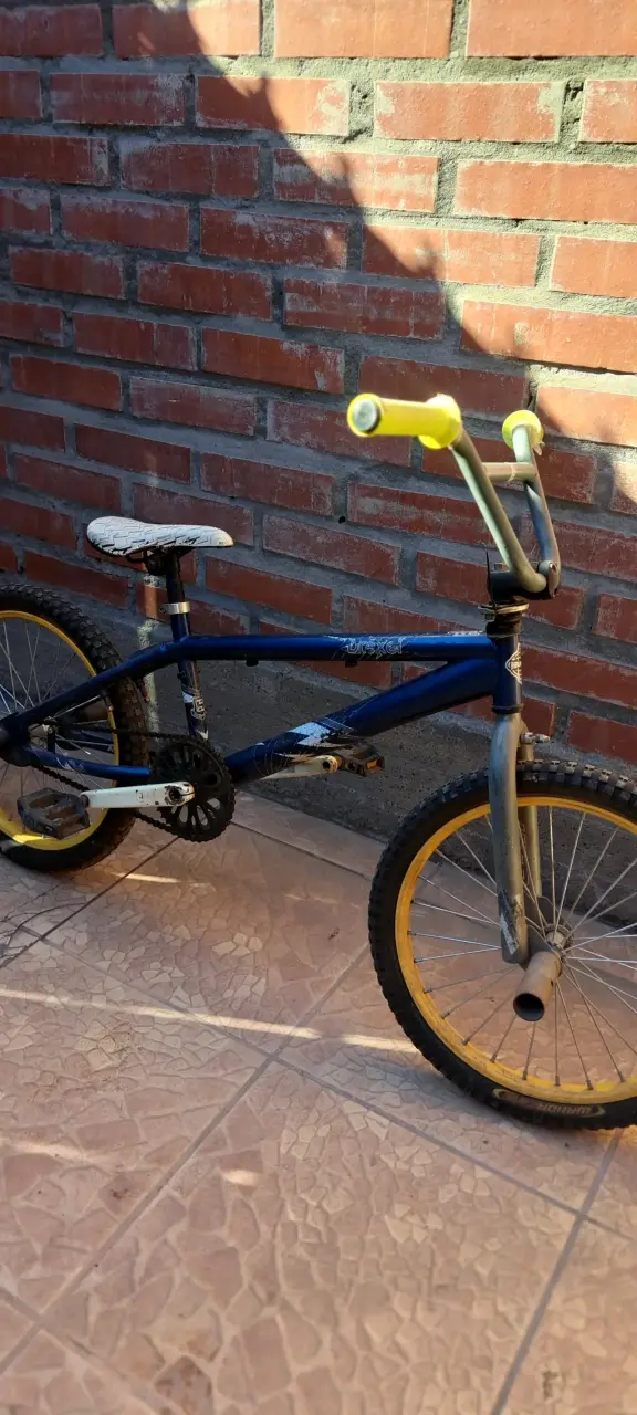 Bicicleta BMX con manubrio alto - 1