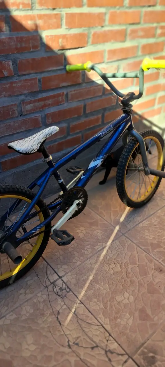Bicicleta BMX con manubrio alto - 2