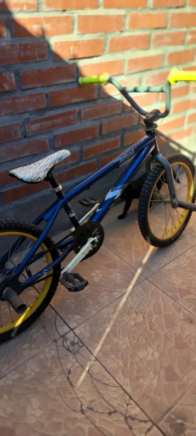 Bicicleta BMX con manubrio alto - miniatura 2