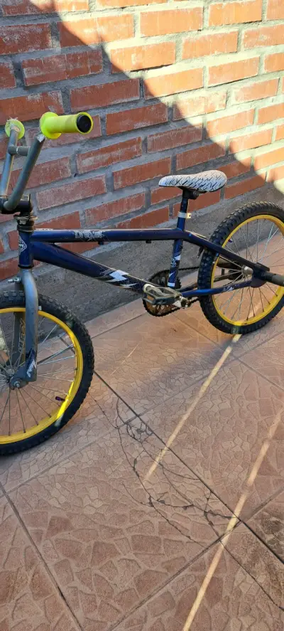 Bicicleta BMX con manubrio alto - miniatura 3