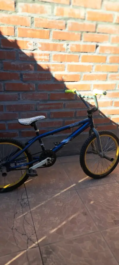 Bicicleta BMX con manubrio alto - miniatura 4