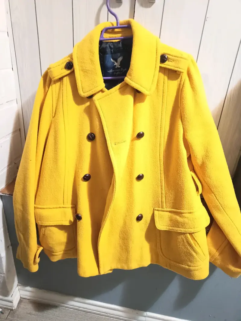 Abrigo amarillo estilo militar para mujer - 1