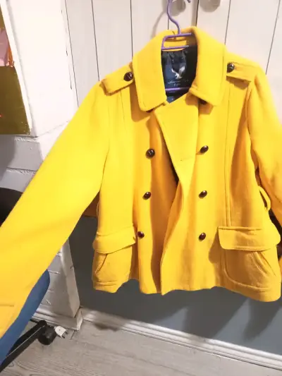 Abrigo amarillo estilo militar para mujer - miniatura 2