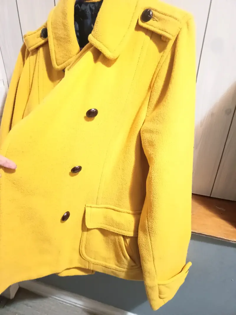 Abrigo amarillo estilo militar para mujer - 3