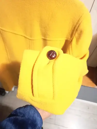 Abrigo amarillo estilo militar para mujer - miniatura 4