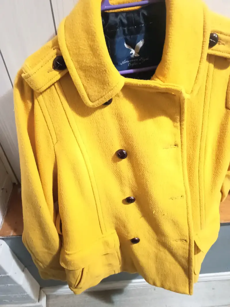 Abrigo amarillo estilo militar para mujer - 5