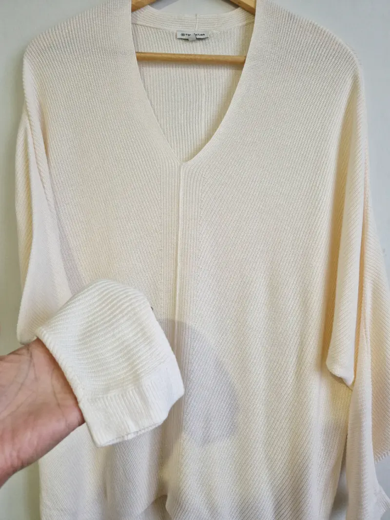 Suéter beige de punto con hombro descubierto - 3