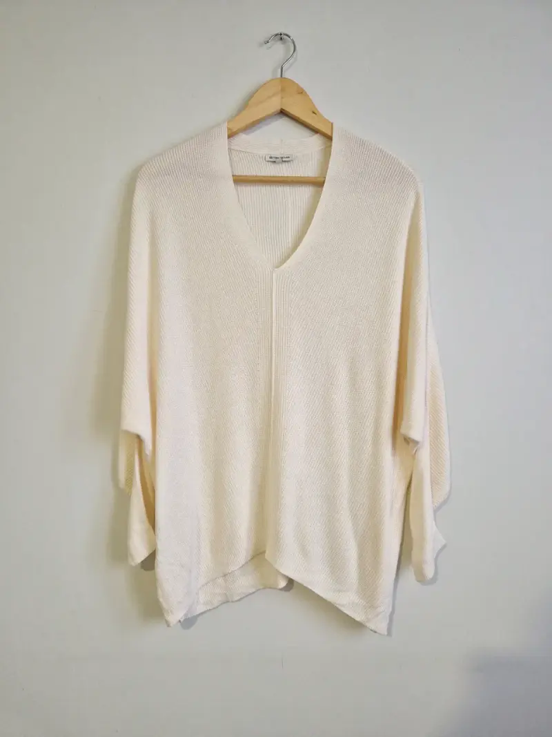 Suéter beige de punto con hombro descubierto - 4