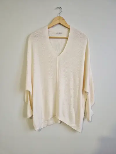 Suéter beige de punto con hombro descubierto - miniatura 4