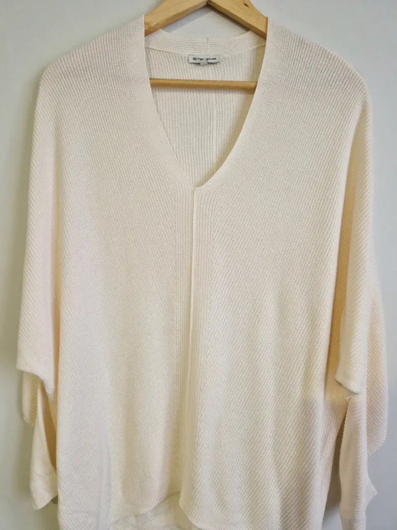 Suéter beige de punto con hombro descubierto - 5