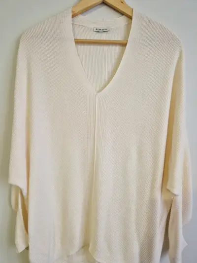 Suéter beige de punto con hombro descubierto - miniatura 5