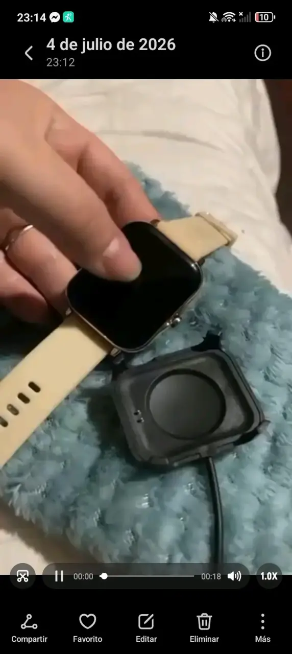 Smartwatch con correa beige y cargador