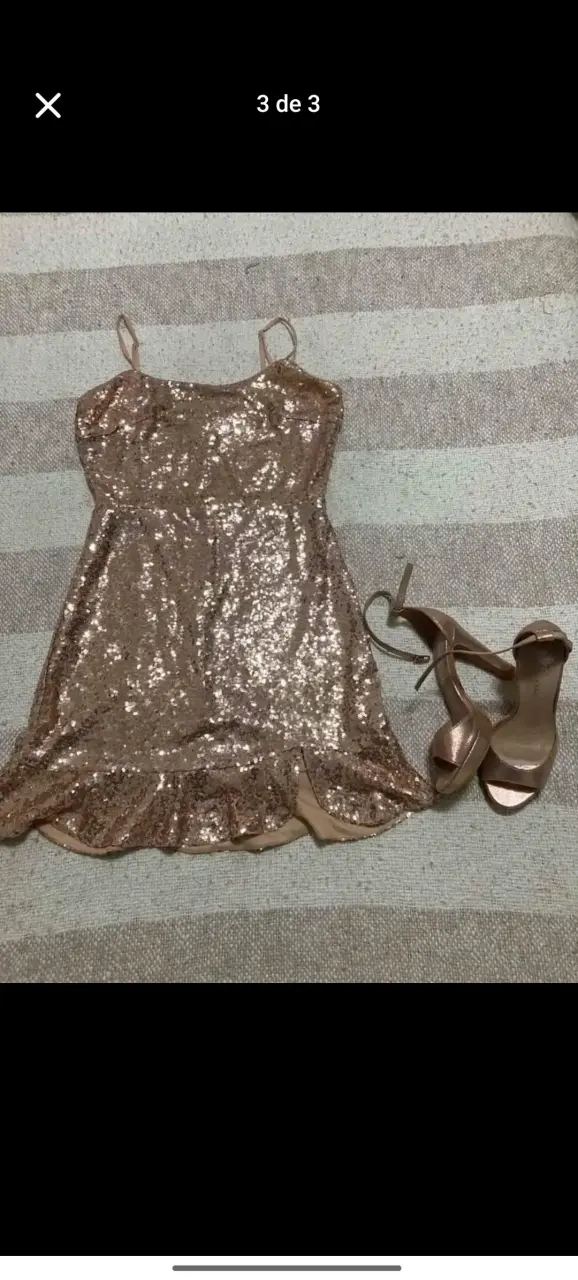 Vestido de lentejuelas dorado con sandalias - 1