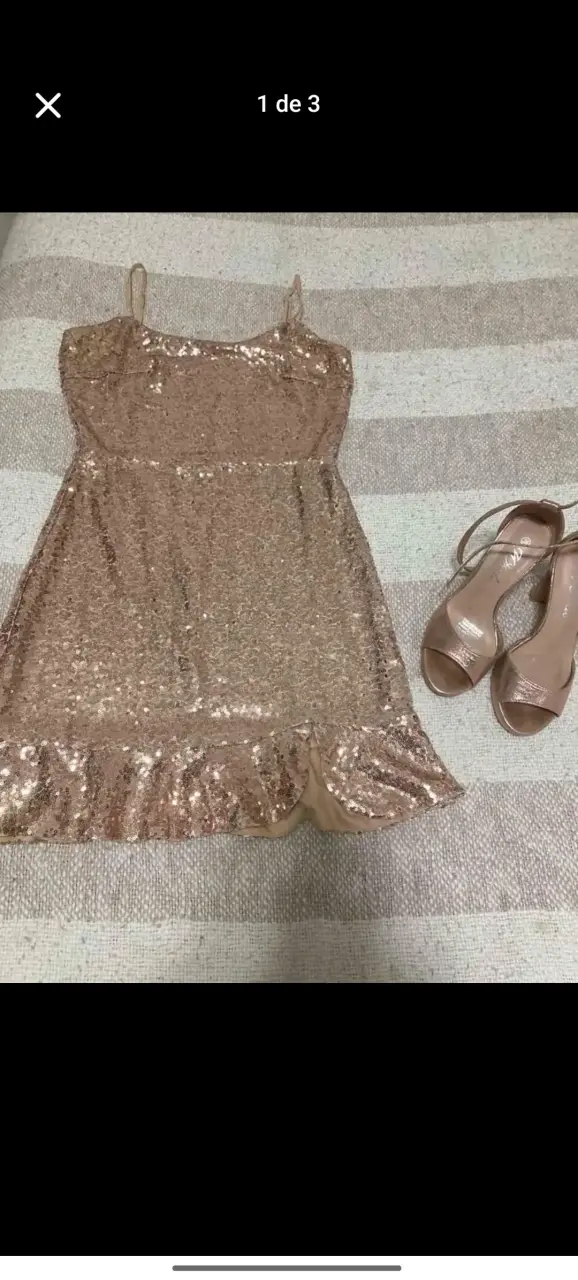 Vestido de lentejuelas dorado con sandalias - 2