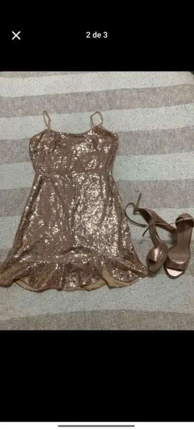 Vestido de lentejuelas dorado con sandalias - miniatura 3