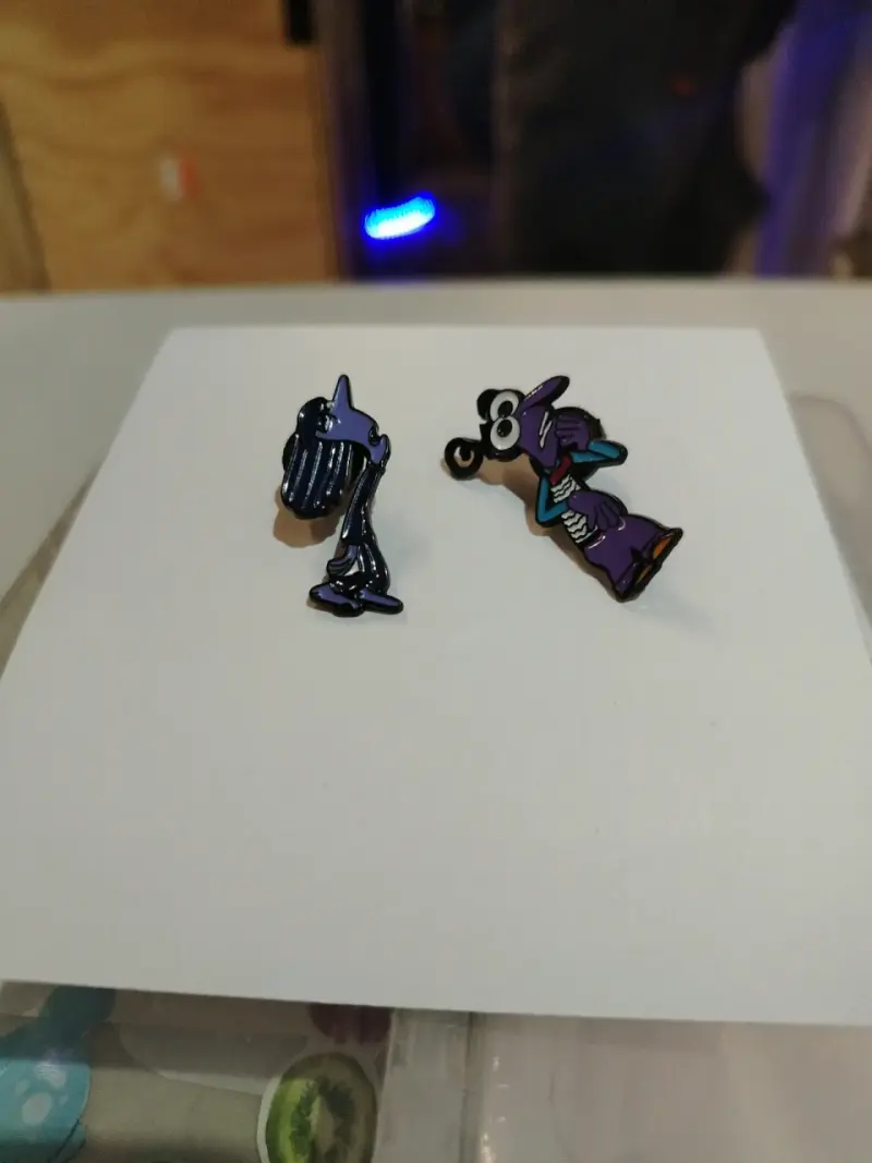 Pins de personajes animados coloridos