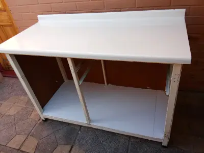Mueble de cocina con cubierta blanca - miniatura 1