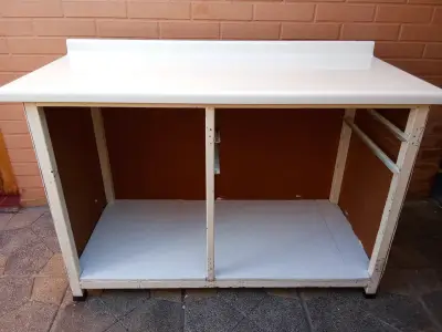 Mueble de cocina con cubierta blanca - miniatura 2