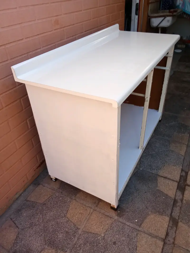 Mueble de cocina con cubierta blanca - 4