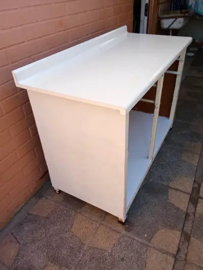 Mueble de cocina con cubierta blanca - miniatura 4