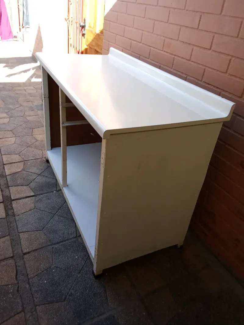 Mueble de cocina con cubierta blanca - 5