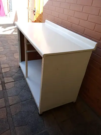 Mueble de cocina con cubierta blanca - miniatura 5