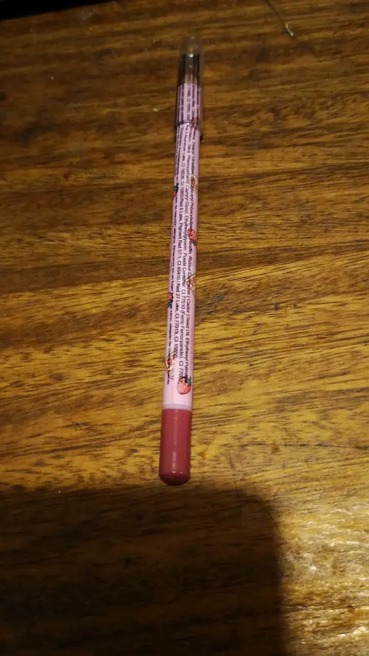 Lápiz labial rosa con diseño floral