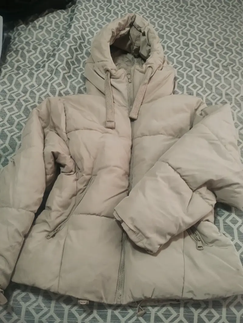 Chaqueta acolchada beige con capucha - 1