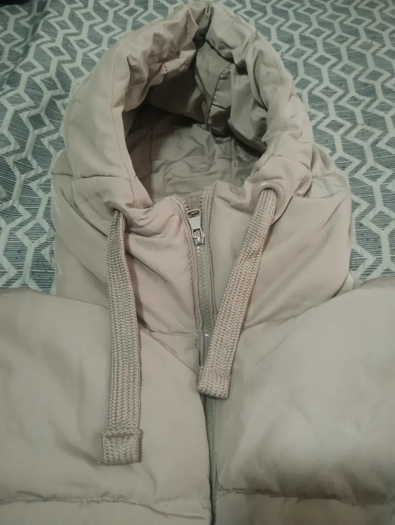 Chaqueta acolchada beige con capucha - 2