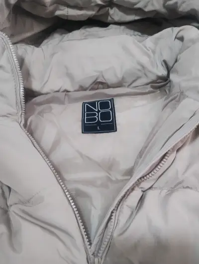 Chaqueta acolchada beige con capucha - miniatura 4
